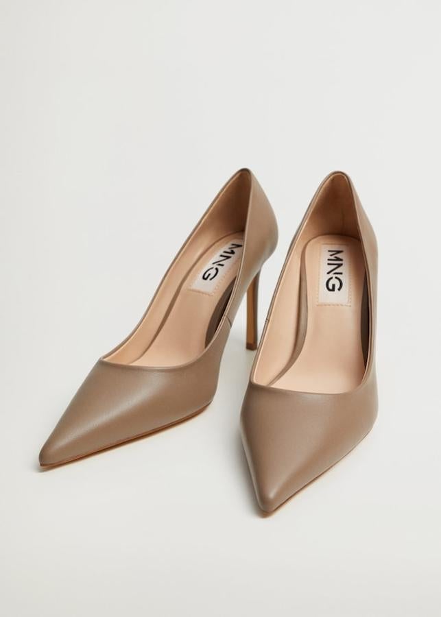 Sí, lo sabemos, apostar por los zapatos de tacón acabados en punta tiene un aire a working girl inconfundible, especialmente si apuestas por un traje. Pero es innegable que también tiene mucho estilo, te ayuda a alargar las piernas y siempre parecerás algo más alta. Estos zapatos son de Mango, están disponibles en negro y en marrón pastel y cuestan 39,99 euros. Podemos encontrarlos entre los números 36 y 39.