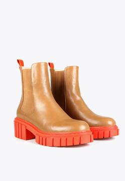 Imagen secundaria 2 - Botas con suela de color, la tendencia en zapatos cómodos que va a arrasar y que ya está en Mango y en Stradivarius