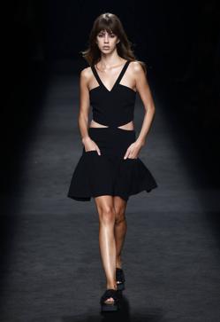 Imagen secundaria 2 - Los mejores looks de los desfiles de la Fashion Week de Madrid: tendencias, colores y tejidos que se llevarán la próxima temporada