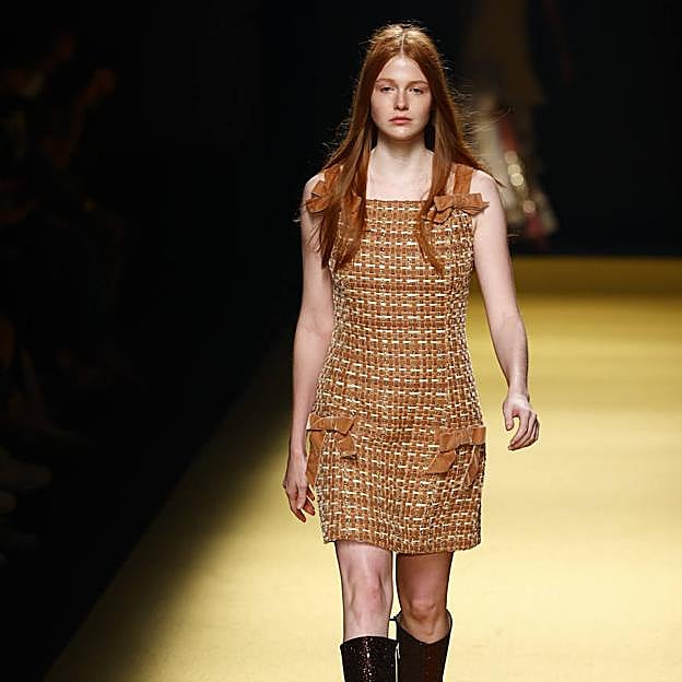 Imagen principal - Los mejores looks de los desfiles de la Fashion Week de Madrid: tendencias, colores y tejidos que se llevarán la próxima temporada