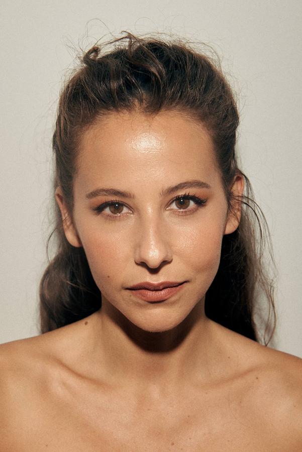 De nuevo tenemos que hablar de Irene Escolar. En este caso, ha logrado una piel satinada y de efecto jugoso gracias a la base de Les Beiges Healthy Glow, de Chanel. Lo ha acompañado de un smoke eye en tonos rojizos y unos labios de color nude-rosado.