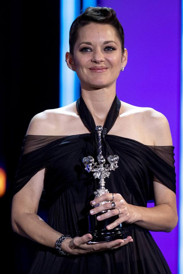 Marion Cotillard ha apostado por un maquillaje tan sencillo como favorecedor en el que destacan dos elementos. El primero es la raya del ojo, que es de un negro intenso. El otro es la boca, para la que ha elegido un labial con brillo.