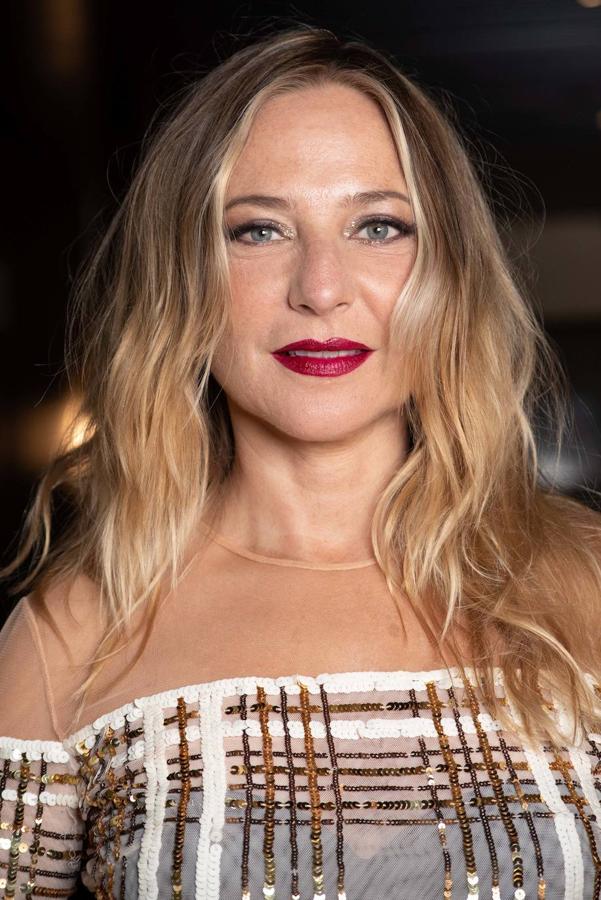 La piel de Pilar Castro ha sido unificada con la base de maquillaje Capture Totale Serum Foundation, de Dior. Para los ojos ha escogido unos tonos burdeos y chocolate. También ha resaltado la boca con una barra de labios de color rojo y textura satinada.