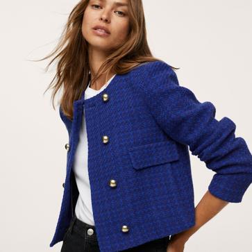 Imagen secundaria 1 - 1. Chaqueta de tweed en color lila con botones joya de Mango (159 euros) 2. Chaqueta de tweed en color azul eléctrico de Mango (49,99 euros) 3. Chaqueta de tweed con botones dorados de Mango (59,99 euros)