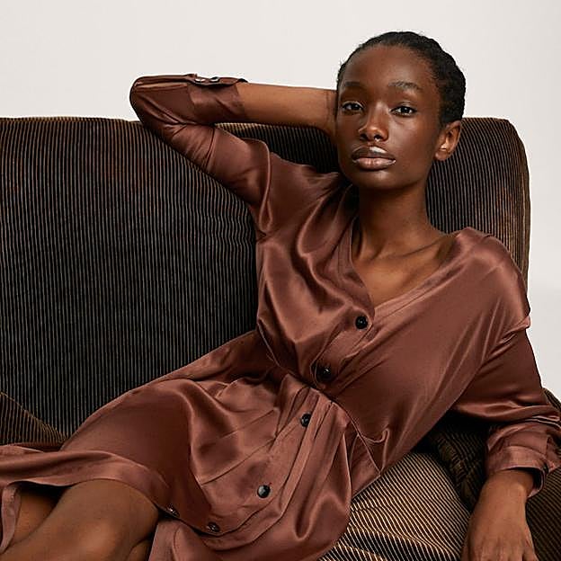 Imagen principal - 1- Vestido camisero en color marrón de Mango (49,99 euros) 2. Camisa satinada en color rosa de Mango (25,99 euros) 3. Vestido cruzado en color azul oscuro de Mango (39,99 euros)