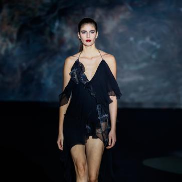 Imagen secundaria 1 - Los mejores looks de los desfiles de la Fashion Week de Madrid: tendencias, colores y tejidos que se llevarán la próxima temporada