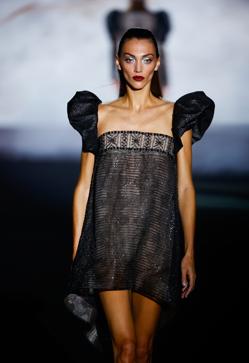 Imagen secundaria 2 - Los mejores looks de los desfiles de la Fashion Week de Madrid: tendencias, colores y tejidos que se llevarán la próxima temporada