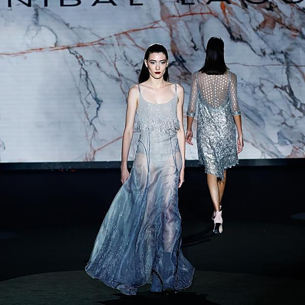 Imagen principal - Los mejores looks de los desfiles de la Fashion Week de Madrid: tendencias, colores y tejidos que se llevarán la próxima temporada