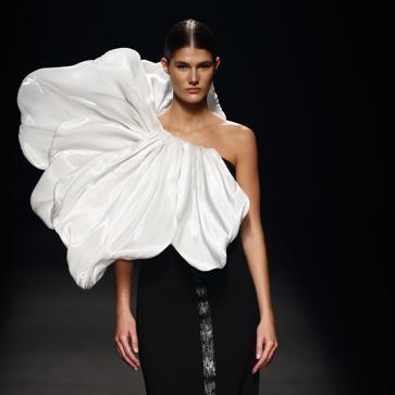 Imagen secundaria 1 - Los mejores looks de los desfiles de la Fashion Week de Madrid: tendencias, colores y tejidos que se llevarán la próxima temporada