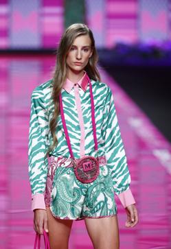Imagen secundaria 2 - Los mejores looks de los desfiles de la Fashion Week de Madrid: tendencias, colores y tejidos que se llevarán la próxima temporada