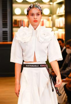 Imagen secundaria 2 - Los mejores looks de los desfiles de la Fashion Week de Madrid: tendencias, colores y tejidos que se llevarán la próxima temporada