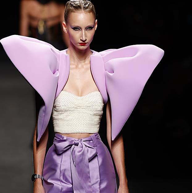 Imagen principal - Los mejores looks de los desfiles de la Fashion Week de Madrid: tendencias, colores y tejidos que se llevarán la próxima temporada