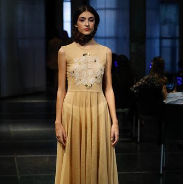 Imagen secundaria 1 - Los mejores looks de los desfiles de la Fashion Week de Madrid: tendencias, colores y tejidos que se llevarán la próxima temporada