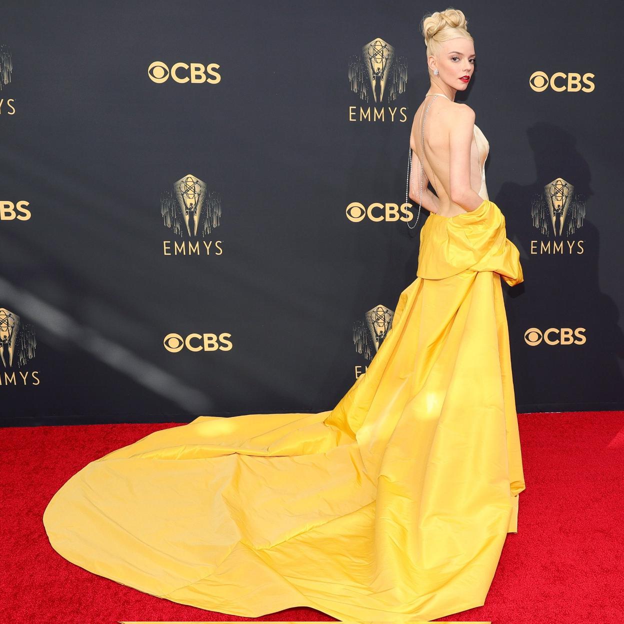 Pincha en la imagen para ver los mejores looks de los Premios Oscar 2021.