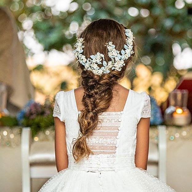 Detalle de la espalda del vestido de Rosa Clará que llevó en su Primera Comunión la hija menor de Enrique Ponce y Paloma Cuevas.