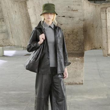 Imagen secundaria 1 - Los mejores looks de los desfiles de la Fashion Week de Madrid: tendencias, colores y tejidos que se llevarán la próxima temporada