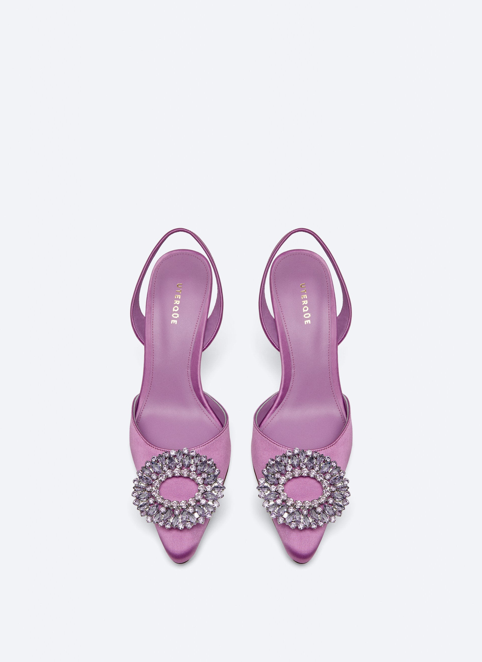 Parecen de una conocida firma de lujo, pero estos zapatos joya destalonados son de Uterqüe y cuestam 99 euros.