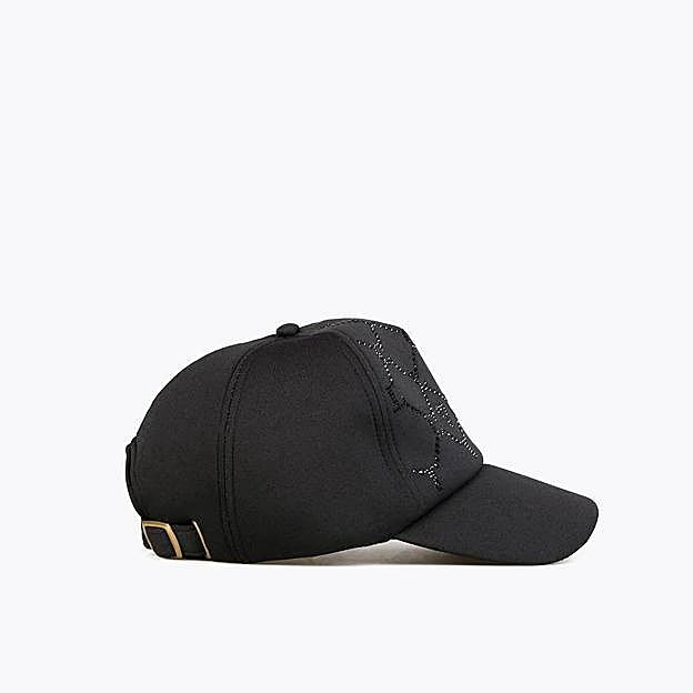 La gorra de Lola Casademunt es de neopreno
