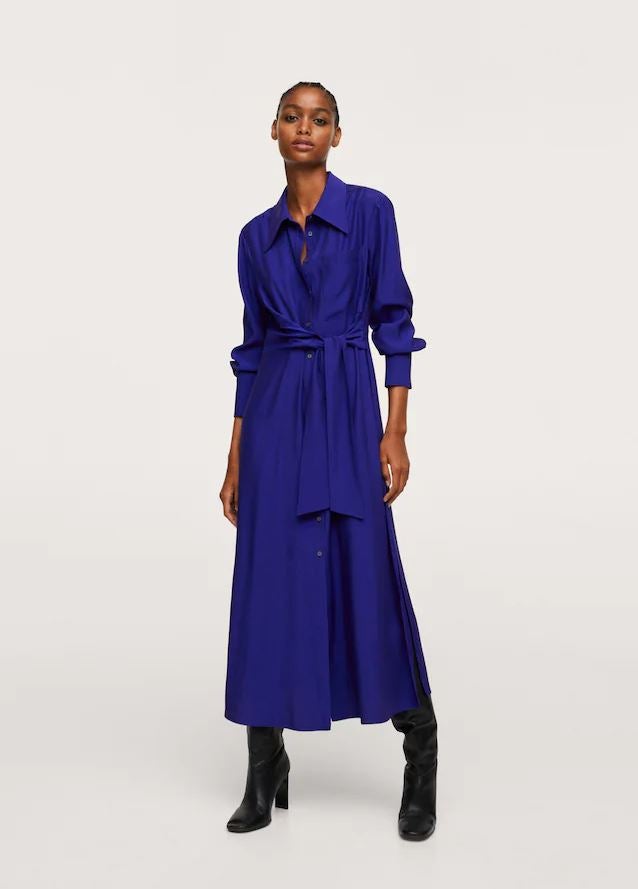 En Mango encontramos este vestido camisero midi con lazo en azul intenso, un diseño que cuesta 59.99 euros y ya se ha empezado a agotar en algunas tallas.