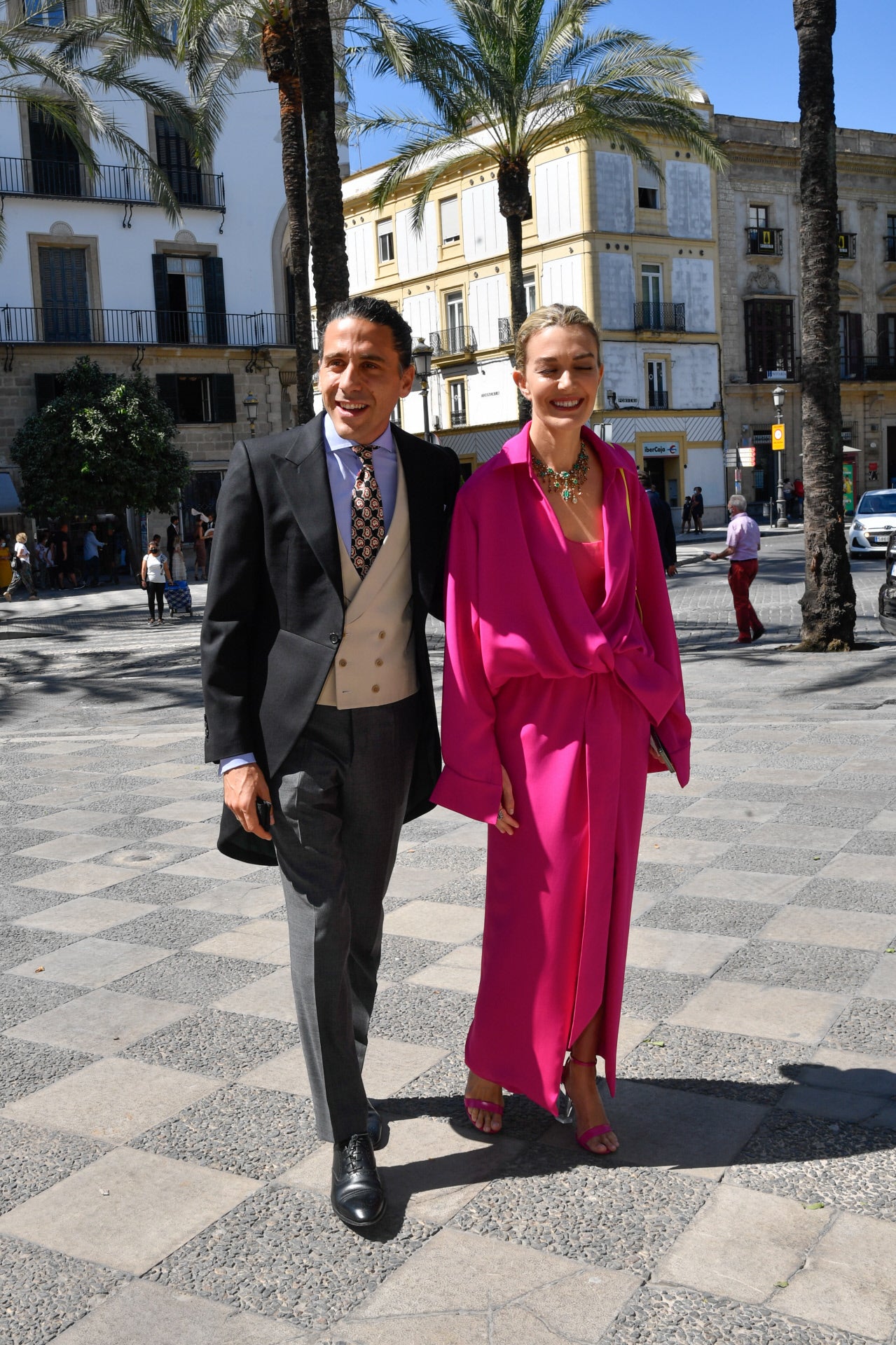 Marta Ortega sorprendió en la boda de Carlos Cortina y Carla Vega Penichet con el icónico vestido camisero de Valentino en color fucsia.