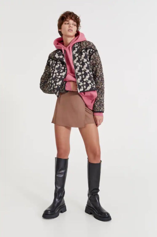 Diseño patchwork con estampado de flores para esta cazadora acolchada de Pull&Bear que tiene bolsillos laterales y cierre frontal de cremallera oculta por solapa y botones. Cuesta 29,99 euros y está disponible entre las tallas XS y XL.