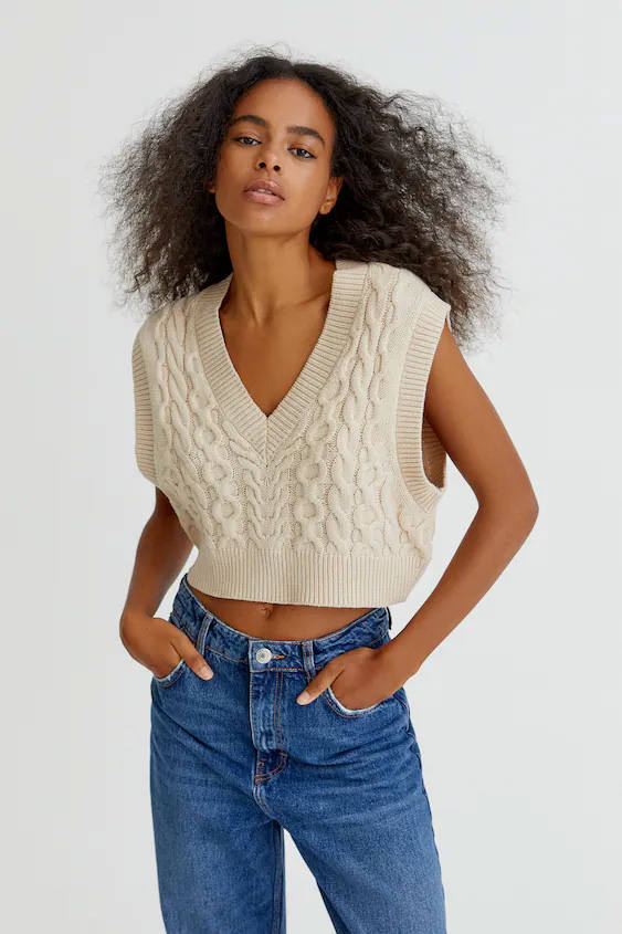 Pull&Bear nos trae un chaleco con un diseño de ochos. Tiene el cuello en forma de pico y está disponible en dos colores (verde agua y arena). Tiene un precio de 19,99 €.