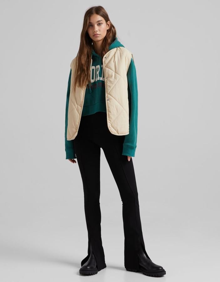 En color arena y con cuello redondo, este chaleco de Bershka en efecto nylon acolchado está disponible entre las tallas XS y L por 25,99 euros. 