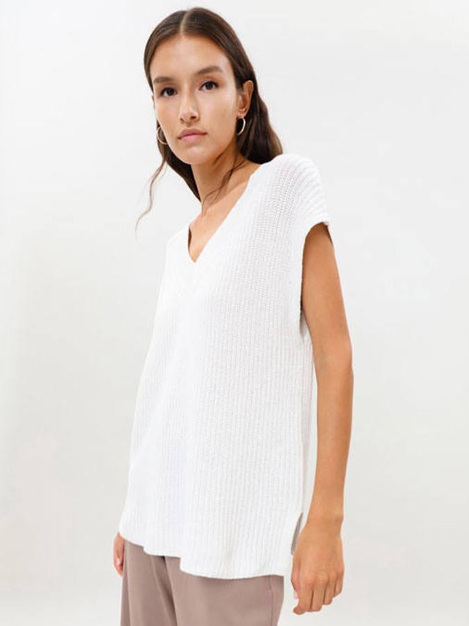 Lefties tampoco se ha quedado atrás. Nos trae un chaleco de punto inglés que tiene un diseño holgado. Con un precio de 12,99 €, es el más barato de la lista.