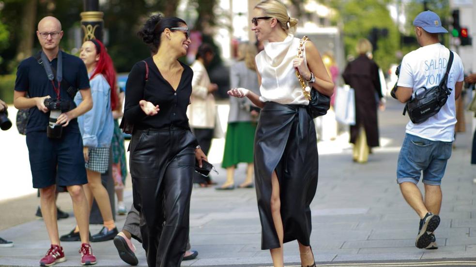 Trajes de colores, prendas efecto piel o blusas románticas: estos son los mejores looks de street style con las tendencias de otoño-invierno según influencers y famosas