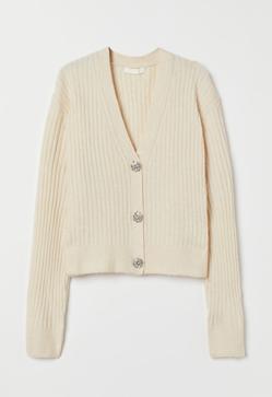 Imagen secundaria 2 - 1. Chaqueta cruzada de color rosa de H&M (19,99 euros). 2. cárdigan con flores bordadas de H&M ((29,99 euros) 3. Chaqueta acanalada con botones joya de la colección de otoño de H&M (19,99 euros)