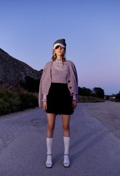 Imagen secundaria 2 - 1. Chaqueta con estampado de cuadros para llevar con un top a modo twin set de Sfera (25,99 euros) 2. Cárdigan de punto de estilo miltar de Sfera (17,99 euros). 3. Chaqueta calada en color lila de Sfera ((25,99 euros) 