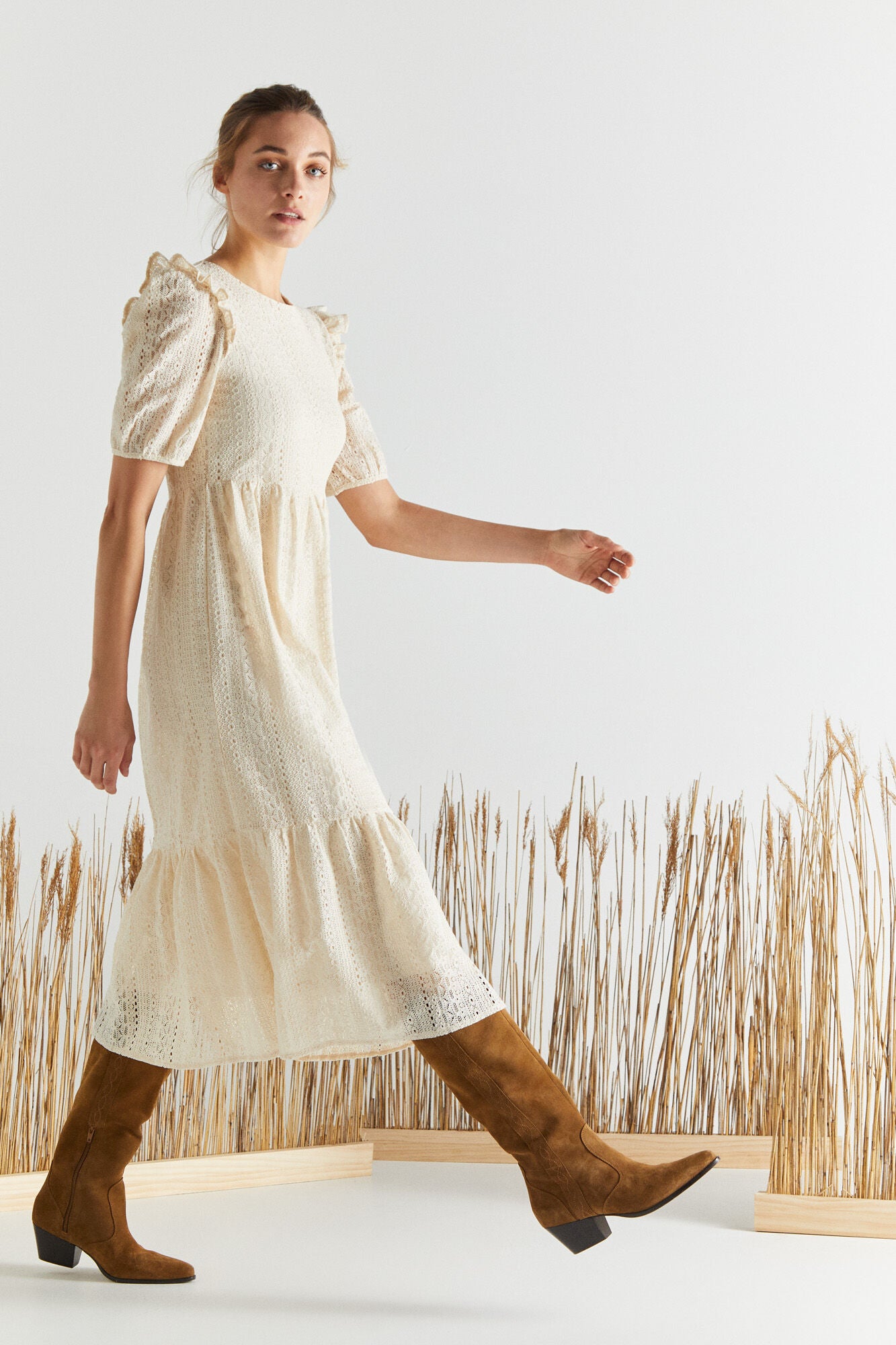 Cortefiel nos propone en su nueva colección este vestido midi de inspiración country, perfecto para llevar con botas, zapatillas o tacones. Está rebajado a 69.99 euros.