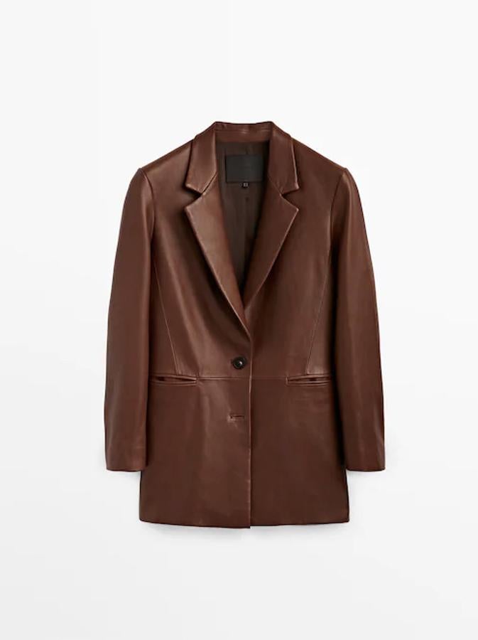 Confeccionada en piel ovina, esta blazer marrón de Massimo Dutti tiene cierre frontal de botones a tono y dos bolsillos laterales al bies. Cuesta 249 euros y podemos encontrarla entre las tallas XS y L. 