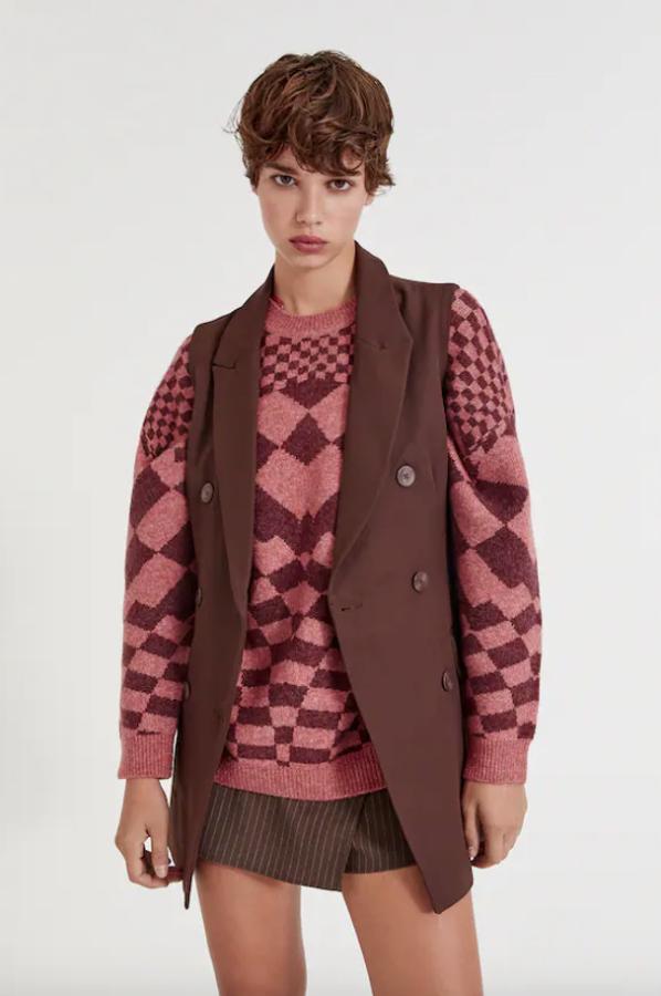 Este chaleco largo cruzado confeccionado en tejido ligero es de Pull&Bear y viene con cierre frontal de botones y bolsillos laterales de solapa. Con cuello de solapa con muesca, tiene un precio de 25,99 euros y está disponible entre las tallas XS y XL. 