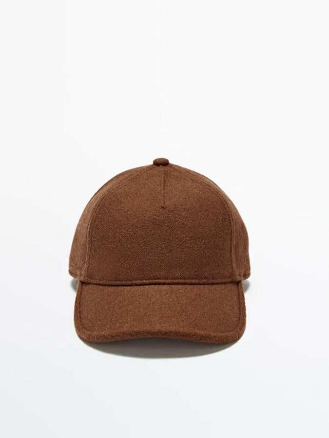 Para que no le falte de nada a tus looks, Massimo Dutti ha lanzado esta gorra en tejido de franela, con visera y cierre ajustable y detalle de bordado con el logo de la firma. Cuesta 19,95 euros. 