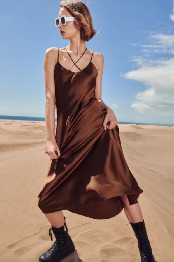 Diseño midi con escote de pico para este vestido de Zara con tirantes finos cruzados en la espalda ajustables con lazada. Disponible entre las tallas XS y L, cuesta 29,95 euros. 