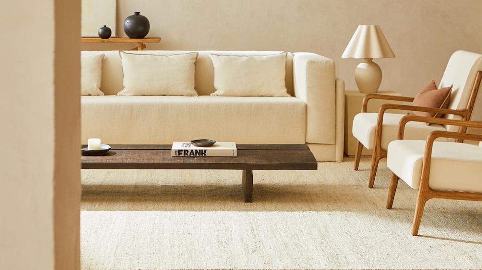 En este salón de estilo minimalista la alfombra de yute aporta una calidez perfecta para el otoño. Cuesta 129 euros en Zara Home.
