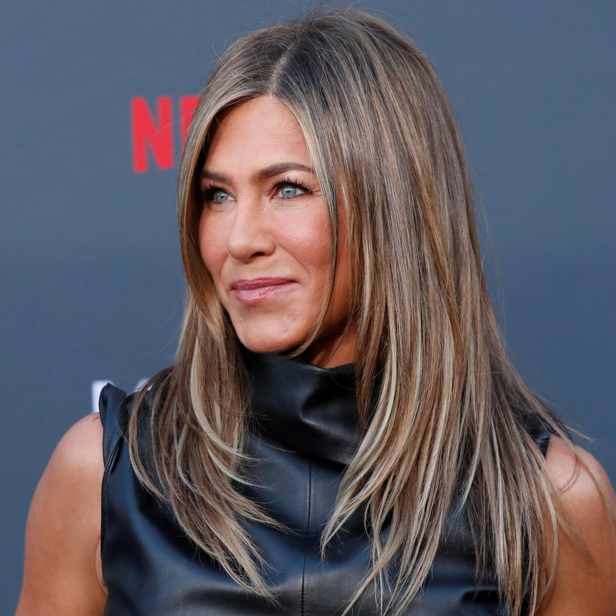 El secreto de Jennifer Aniston para tener una melena joven y con pelazo a los 50 es un spray antiencrespamiento