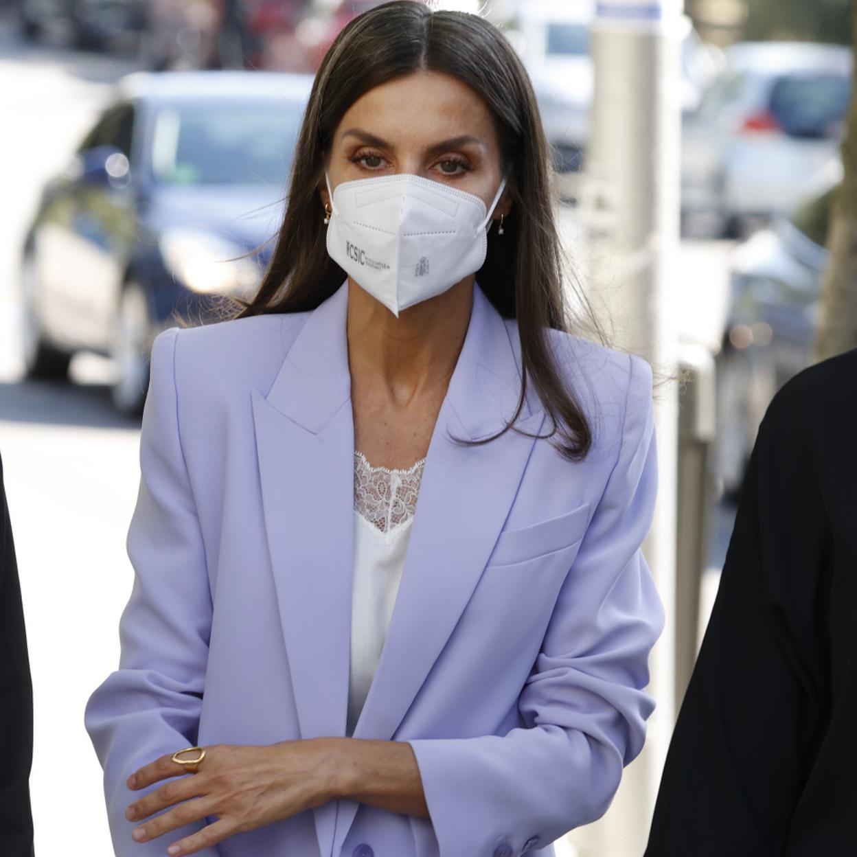 Pincha en la imagen para ver todas las blazers y americanas de Zara, Bershka y Mango que van a marcar las tendencias de este otoño.