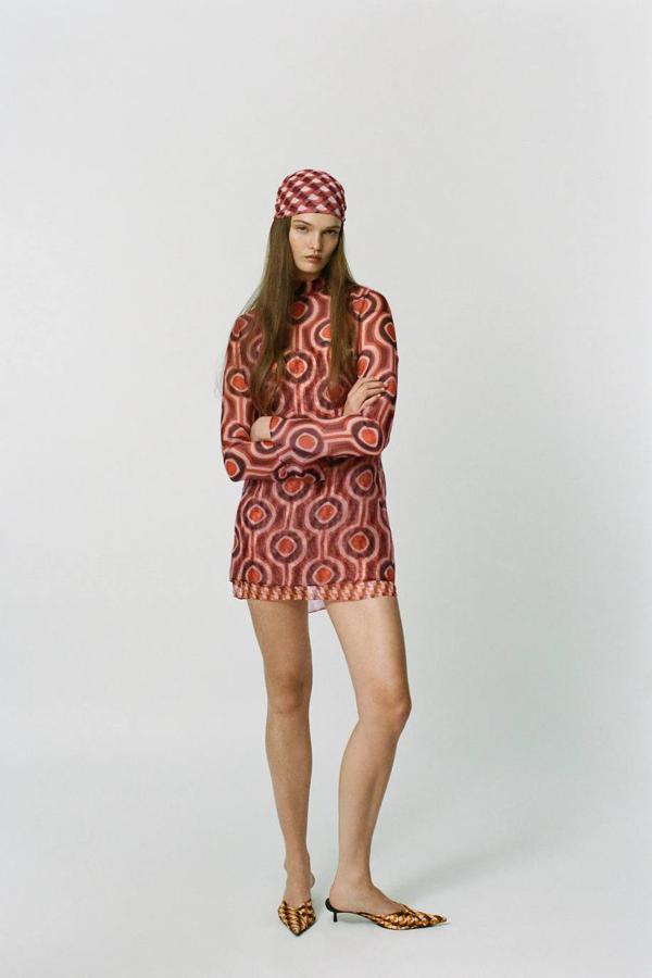 Vestido de organza corto con cuello subido, manga larga acampanada y silueta fluida, estampado. 39,95 euros