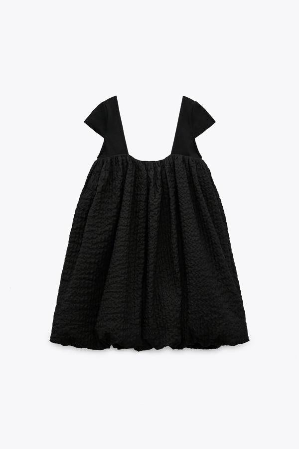 Vestido tipo globo corto con manga sisa, en negro. 25,95 euros
