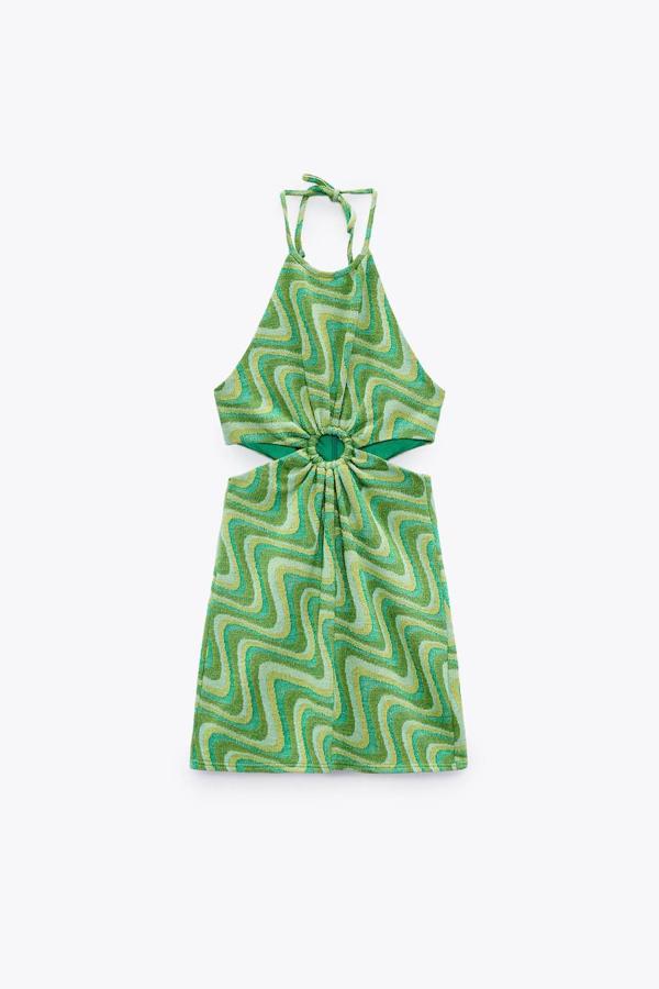 Vestido corto jacquard con cuello halter y cut-outs en la cintura, en tonos verdes. 25,95 euros.