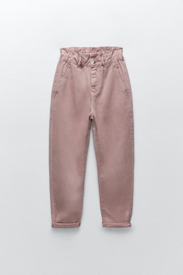 Los vaqueros llamados "slouchy" se quedan entre nosotras este otoño. Esta temporada, además de los colores básicos, aparecen los tonos pastel, como el rosa empolvado. Tejanos de Zara (25,99 euros)