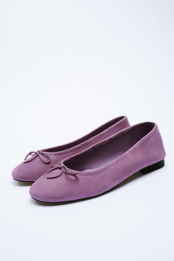 Las bailarinas son el perfecto calzado para el entretiempo. Elige un diseño diferente, como este par de ante en color lila. Bailarinas de Zara (35,99 euros)