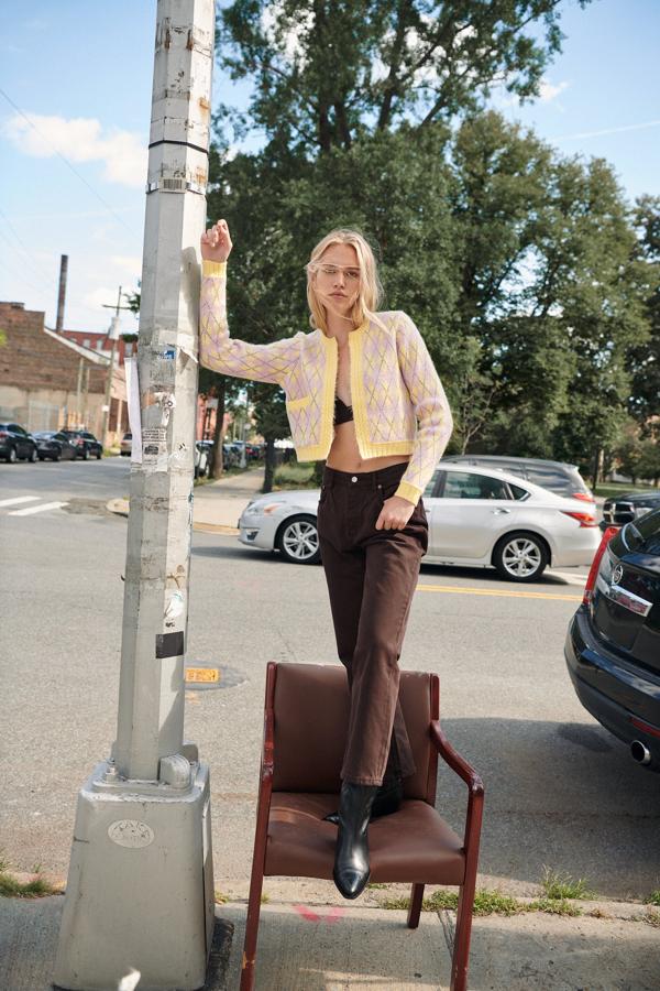 El cárdigan es la prenda de punto por excelencia. Elige un diseño con estampado de rombos y con el color amarillo como protagonista. Chaqueta abierta de Zara (25,99 euros). 