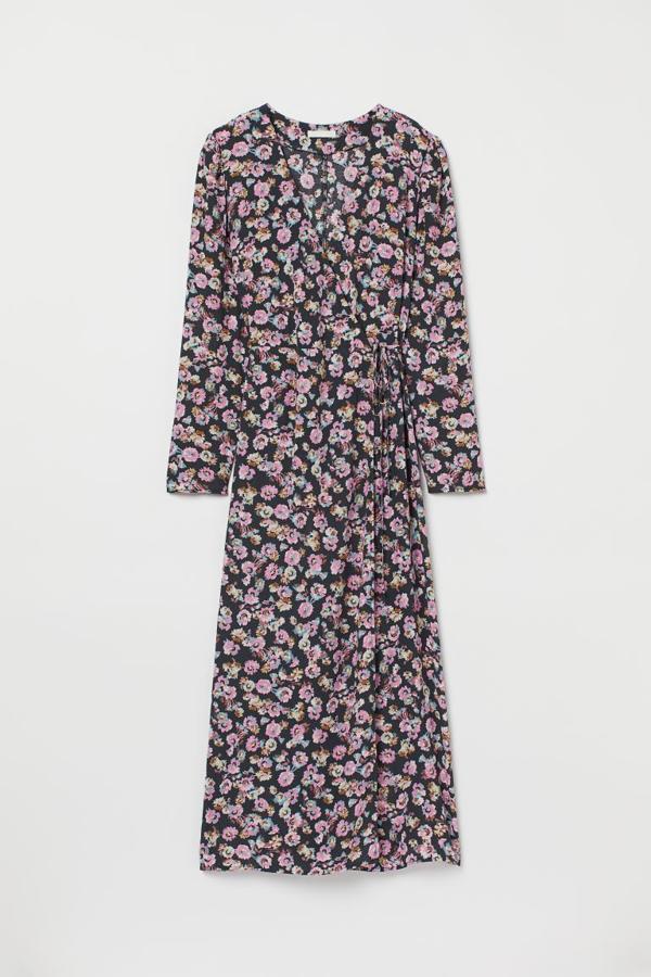 Flores y corte midi harán de esta prenda un auténtico comodín hasta que caigan en picado las temperaturas. Este diseño cruzado de H&M es uno de los más bonitos que hemos encontrado. Vestido de H&M (29,99 euros)