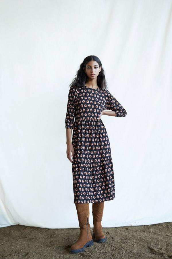 Un vestido midi con un original estampado perfecto para el día a día. Sencillo, favorecedor y muy versátil se convertirá rapidamente en uno de tus diseños favoritos. Vestido estampado de Sfera (25,99 euros)