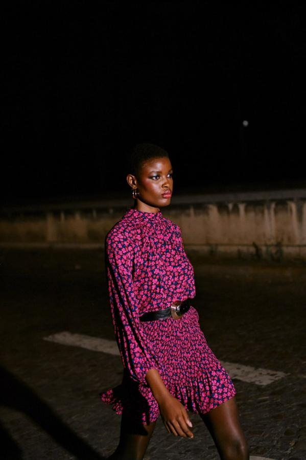 Los mini vestidos también son para el otoño. Sobre todo si son de manga larga, con cuello alto y con un vistoso estampado de flores en tonos rosas. Vestido corto con volante en el bajo de Sfera (35,99 euros)