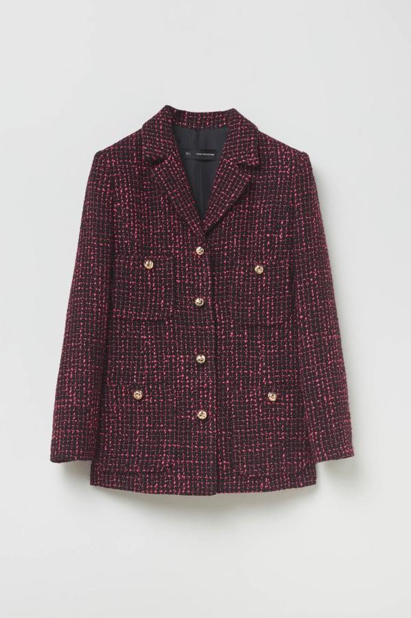 No hay duda, la chaqueta de tweed es la estrella del otoño que acaba de empezar. Esta versión en tonos rosas y berenjena con botones dorados es una de las opciones más bonitas del momento. Americana de Sfera (59,99 euros)