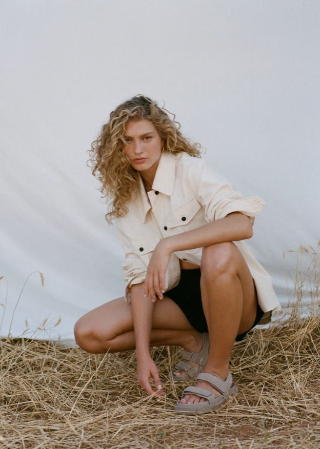 La sobrecamisa vuelve a pisar fuerte esta temporada, y esta de Mango (39.99 euros en las rebajas mid season) es súper versátil y ponible.